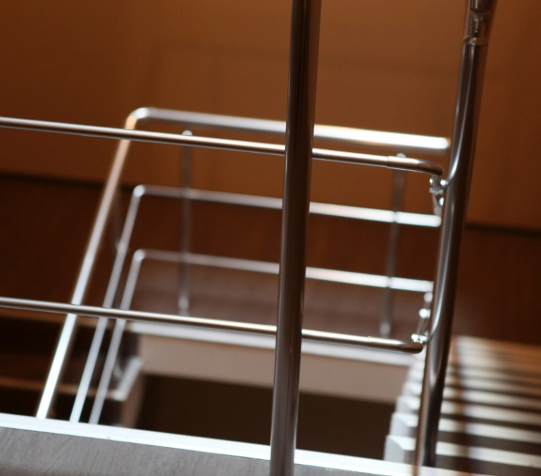 metalowe balustrady na klatce schodowej